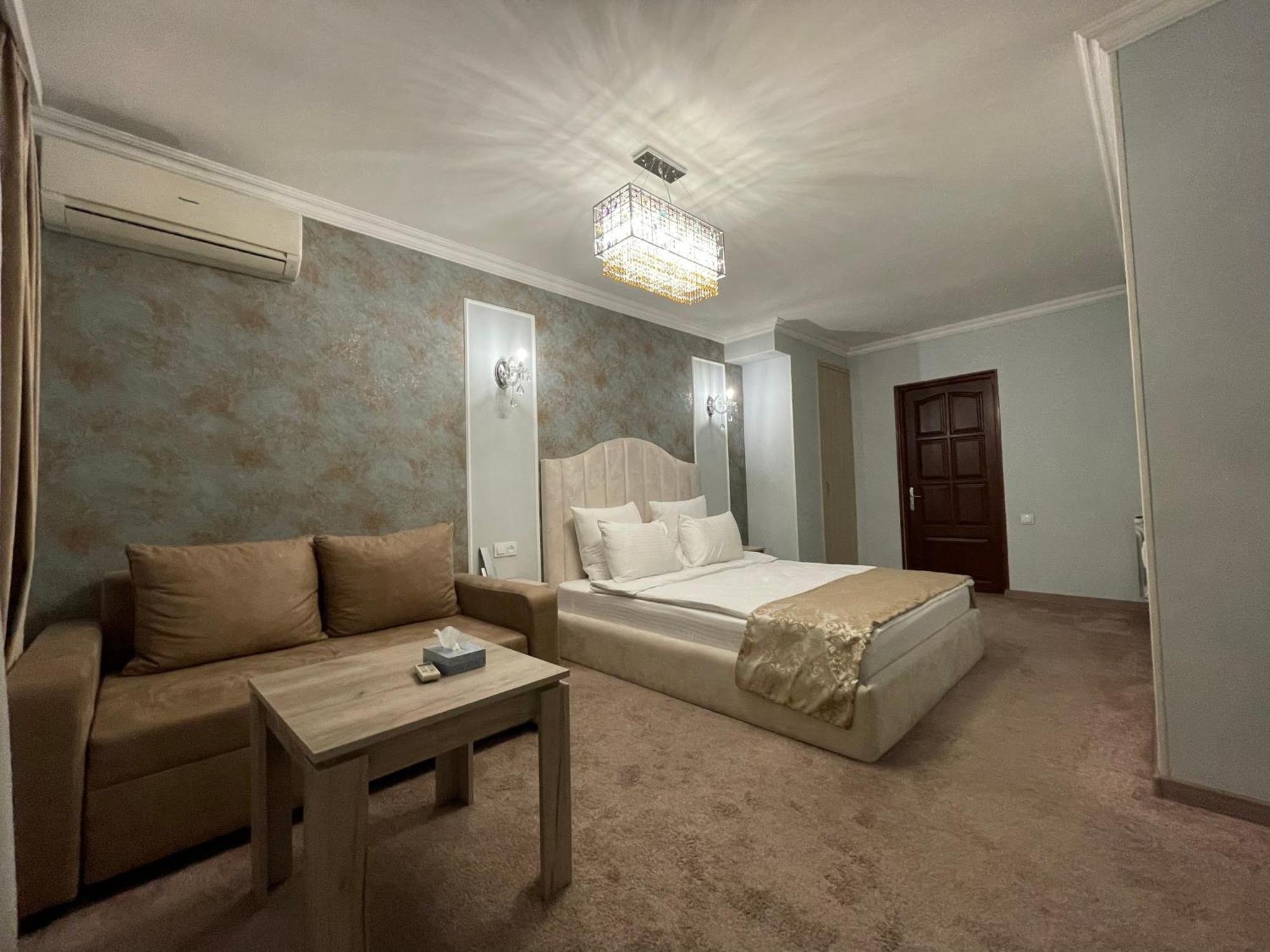 Delin Hotel And Tours エレバン エクステリア 写真